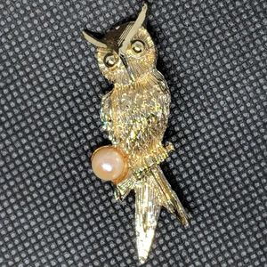 Vintage Gold tone Owl Brooch with a Pearl 🦉
